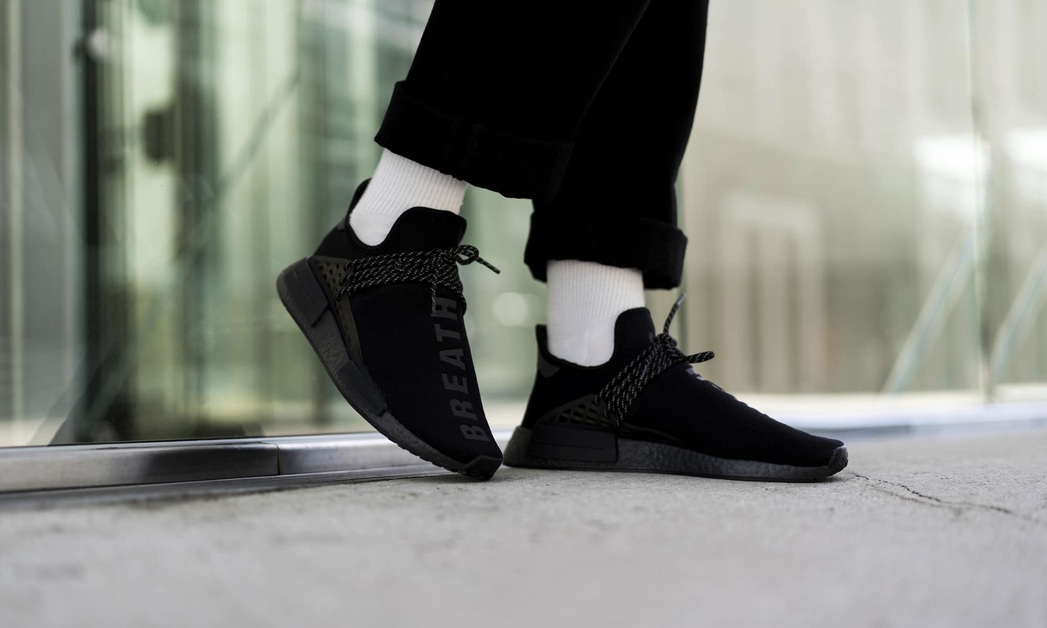 Checkt jetzt die neue Pharrell x adidas Triple Black 2021 Kollektion