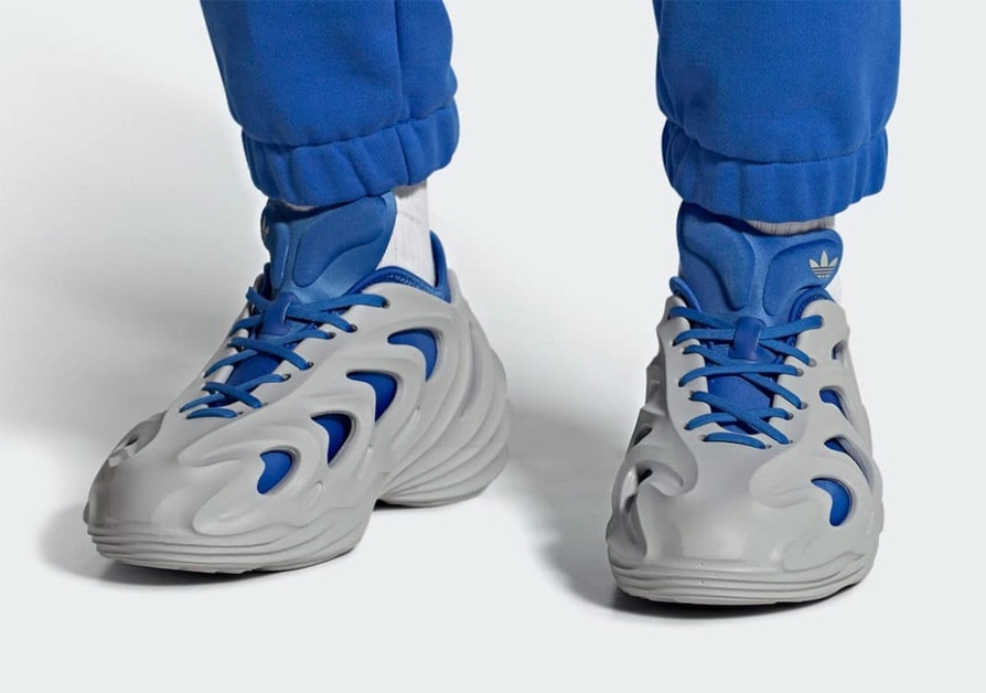 adidas Originals präsentiert adiFOM Q in Grau und Royal mit Quake-Schaumstofftechnologie