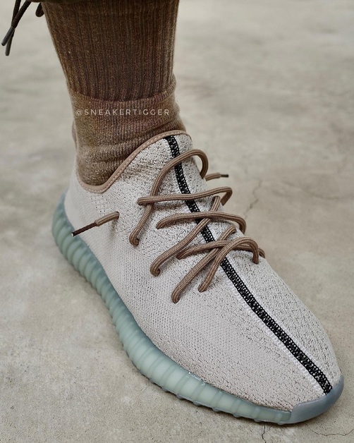 Der adidas Yeezy Boost 350 V2 „Leaf“ hat ein Earthy Upper und eine eisige Sohle