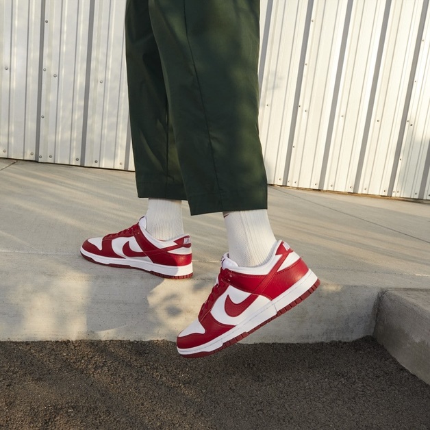 Der Nike Dunk Low Next Nature „University Red“ besteht zu mindestens 20% aus recycelten Materialien