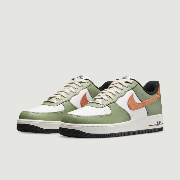 Canvas-Swooshes und belebende „Safety Orange“-Hits zieren den Nike Air Force 1