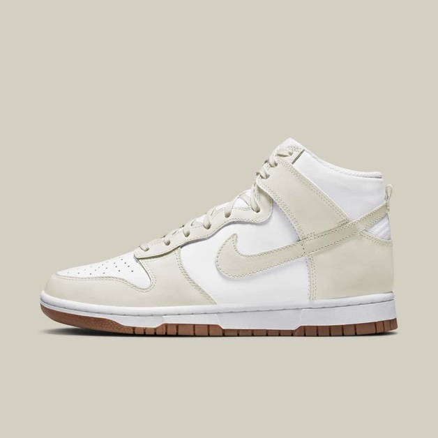 Nike’s neuster Damen-Dunk High hat ein Upper in „White/Sail“ und eine Gummisohle