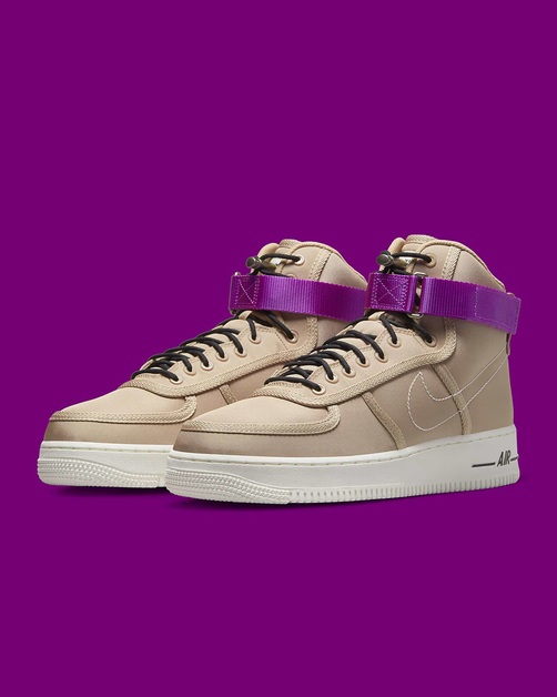 Der Nike Air Force 1 High „Moving Company“ wird mit einem lila Riemen ausgestattet