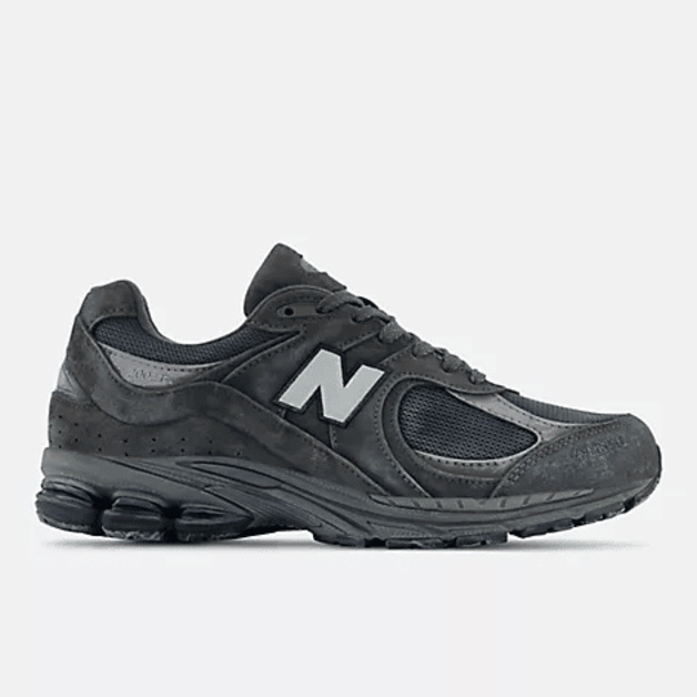 GORE-TEX-Material und ein Pre-Worn-Look vervollständigen diesen New Balance 2002RX