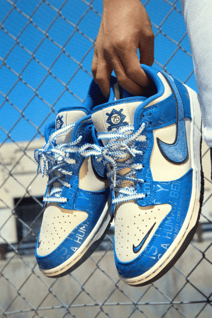 Ein blauer Nike Dunk Low zelebriert Jackie Robinson