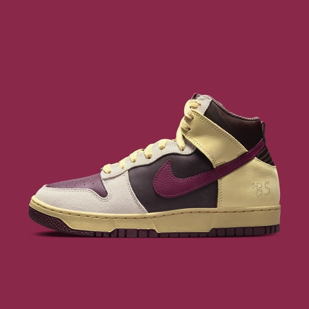 '85-Stickereien auf dem Nike Dunk High '85 „Rosewood“