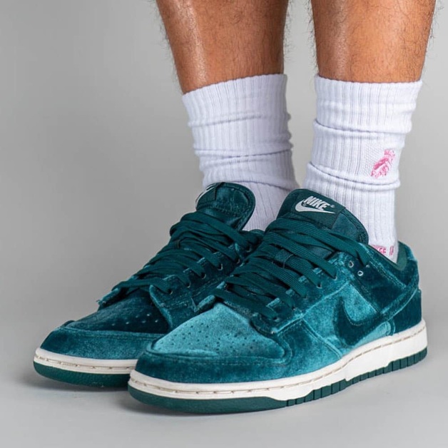 Grüne Samt-Overlays auf dem Nike Dunk Low sorgen für luxuriöse Vibes