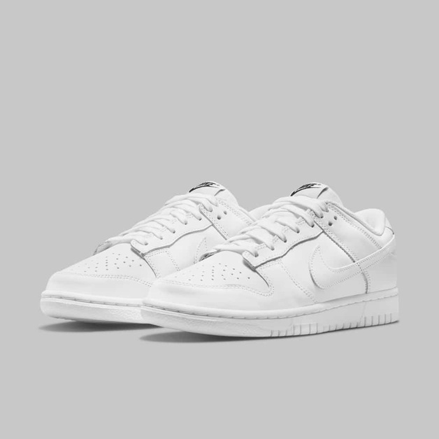 Nike Dunk Low erhält einen sauberen „Triple White“ Colorway