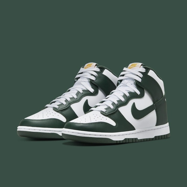 Grüne und goldene Akzente schmücken den Nike Dunk High