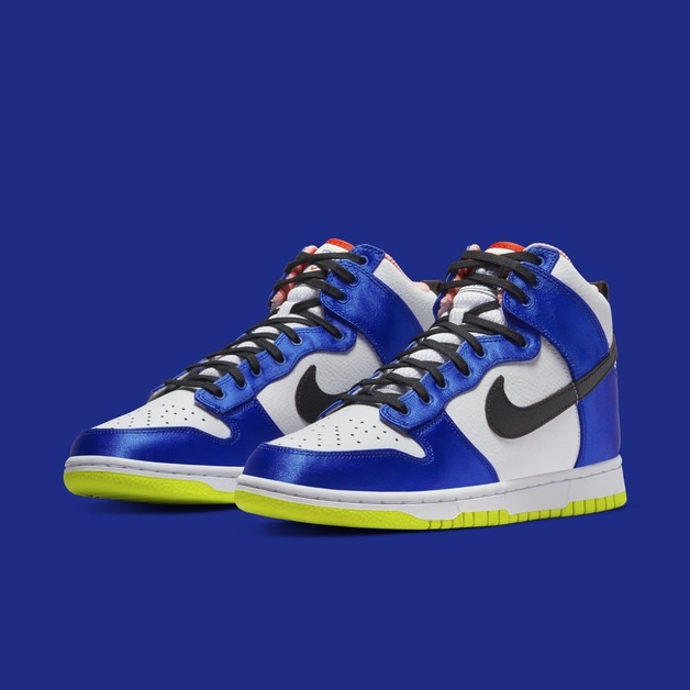 Blaue Satin-Overlays zieren den Nike Dunk High