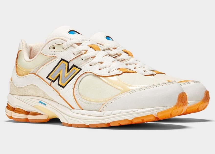 Joe Freshgoods zeigt einen gelben New Balance 2002R