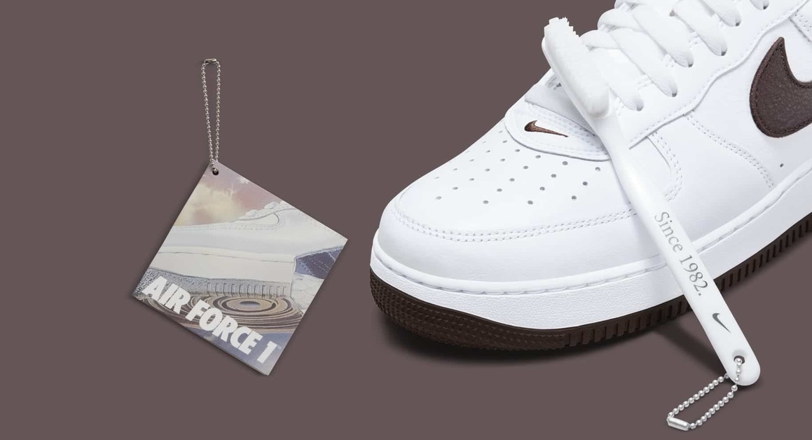 Schrubbe den Nike Air Force 1 „White Chocolate“ mit einer neuen Bürste