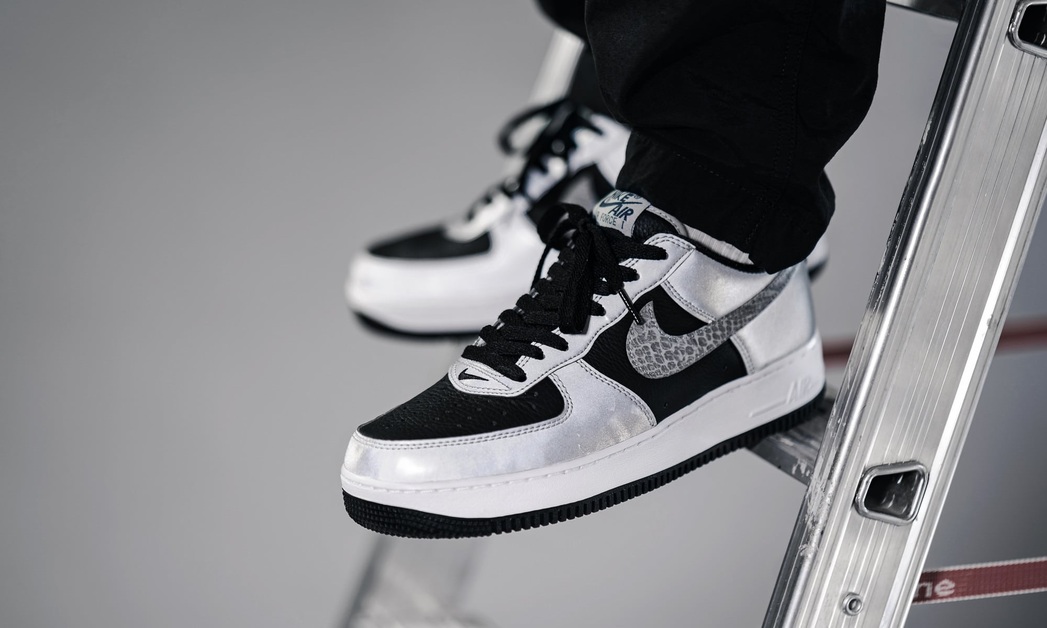 Wo du den Nike Air Force 1 B "Reflective Snakeskin" kaufen kannst