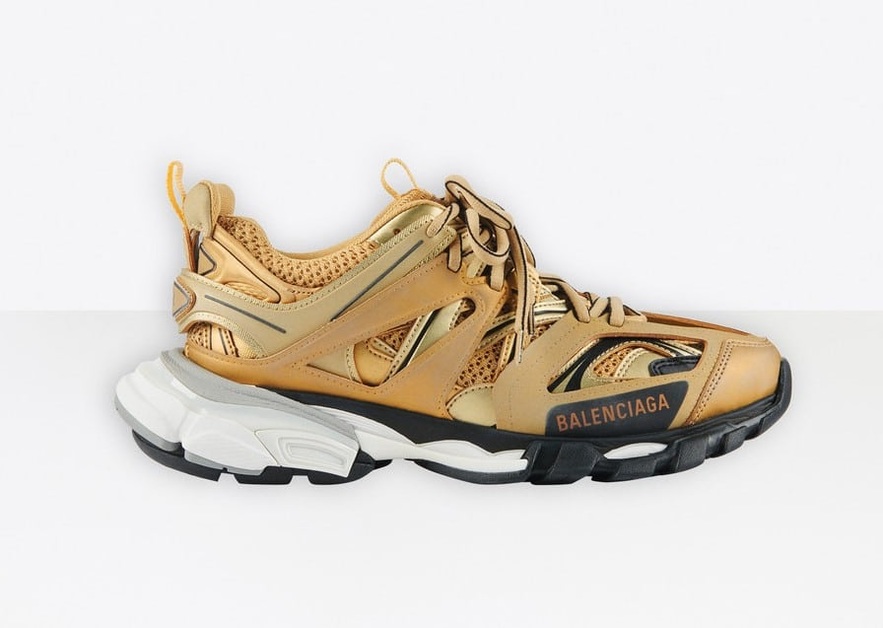 Balenciaga hat einen goldenen Track Sneaker