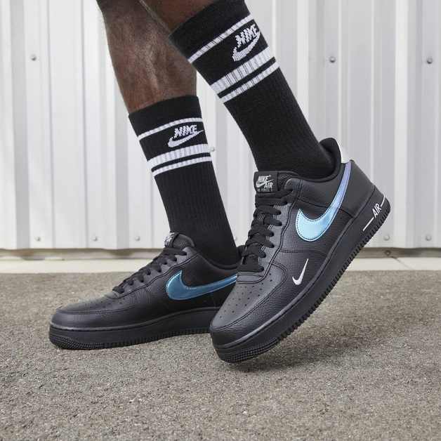 Auf diesem Nike Air Force 1 erscheinen farbige Akzente in „Teal“ und Silber