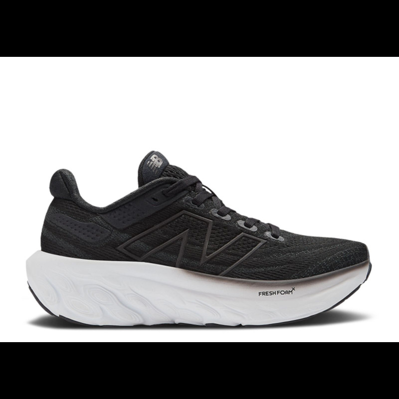 Salehe Bembury har i samarbete med New Balance Brand skapat en ny version av den ikoniska NB574 X 1080v13 Big Kid Wide 'Black White' | G1080K13-W