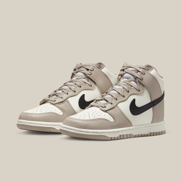 Check jetzt den Nike Dunk High WMNS „Fossil Stone“