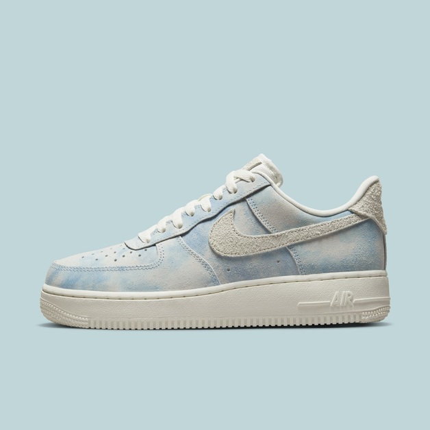 Cloud-Like Nike Air Force 1 WMNS Is Dropping Soon