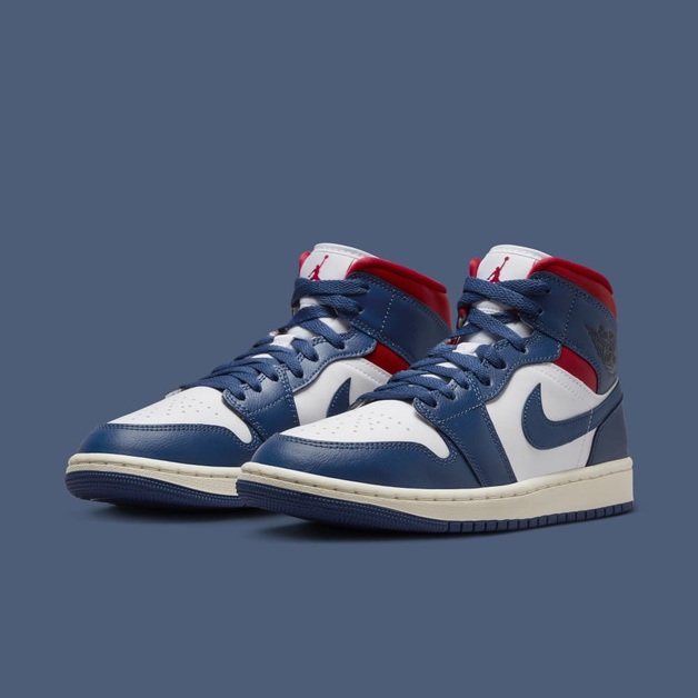 Patriotschuh: Der Air Jordan 1 Mid kommt mit Vintage-Design im klassischen Rot-Weiß-Blau