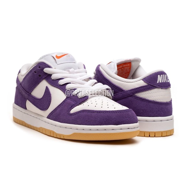 Weißes Leder und lila Wildleder erscheinen auf dem Nike SB Dunk Low