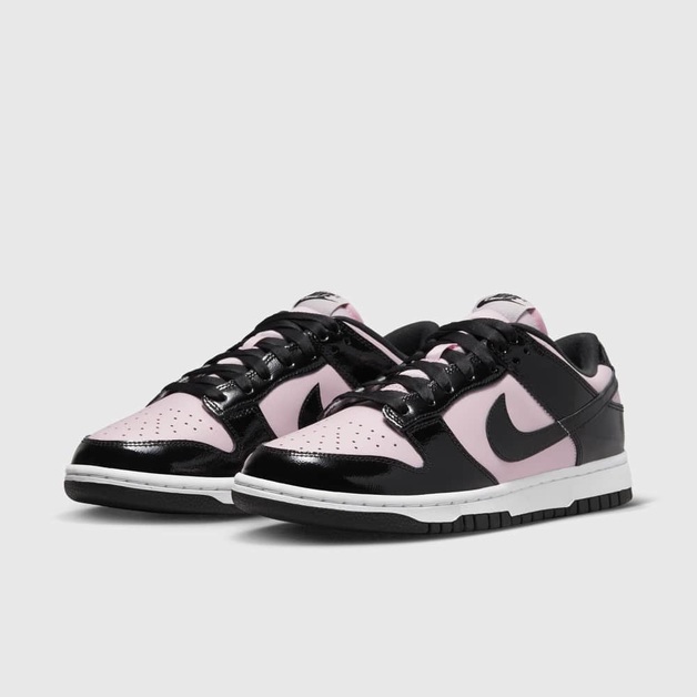 Pink und schwarzes Lackleder erscheinen auf dem neuen Nike Dunk Low WMNS