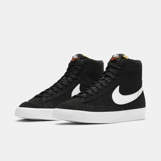 Der Nike Blazer Mid ’77 erhält ein solides schwarzes Wildleder-Upper