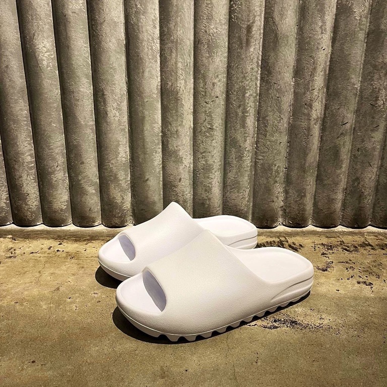 The Unreleased adidas Yeezy Slide "White Salt" Focuses on Minimalism | The Unreleased adidas Yeezy Slide "White Salt" Focuses on Minimalism |