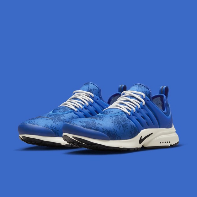 Ein einzigartiger "Blue Rose"-Print deckt diesen Nike Air Presto