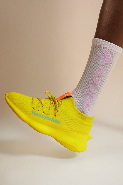 „Shock Yellow“ markiert Pharrell‘s kommenden adidas Humanrace Sičhona