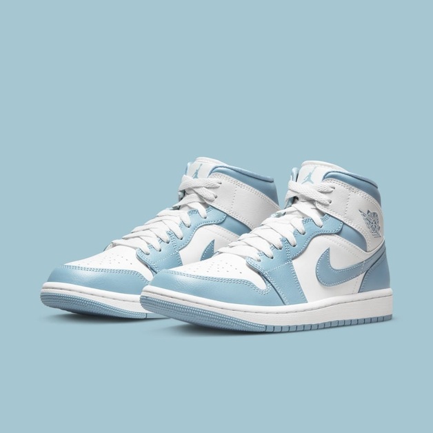 Frauenexklusiver Air Jordan 1 Mid taucht in „University Blue“ auf