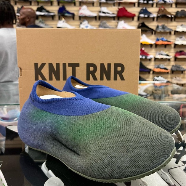 So sieht der adidas Yeezy Knit Runner „Faded Azure“ aus