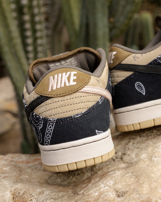 Travis Scott x Nike SB Dunk Low | CT5053-001