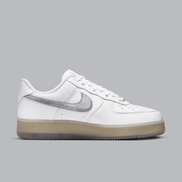 Smokey-Vibes und metallische Swooshes zieren den Nike Air Force 1 Premium