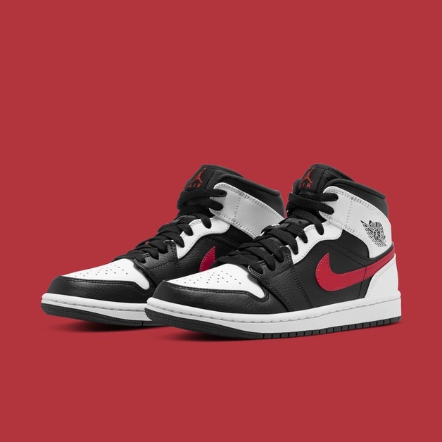 Hat dieser Air Jordan 1 Mid rote oder schwarze Brandings?