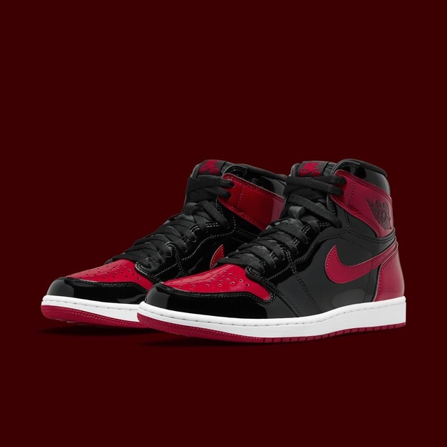 Verrückt nach Lackleder Jordans? Dann checkt den Air Jordan 1 High OG „Bred Patent“