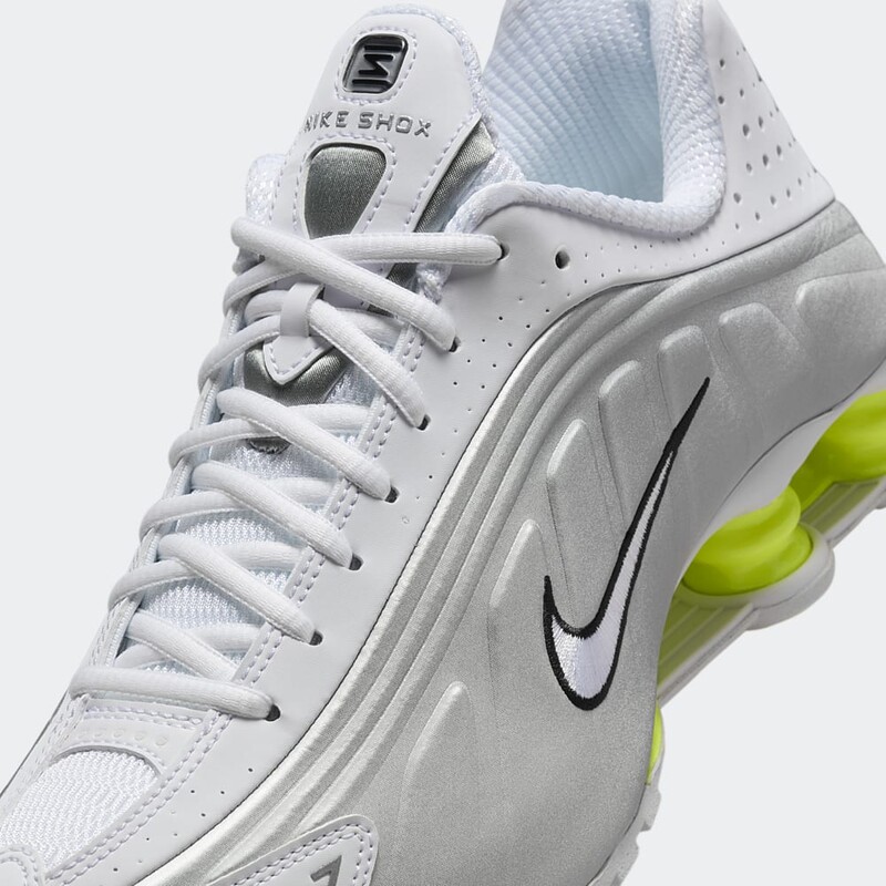 Nike Shox R4 "White/Metallic Silver" | AR3565-102