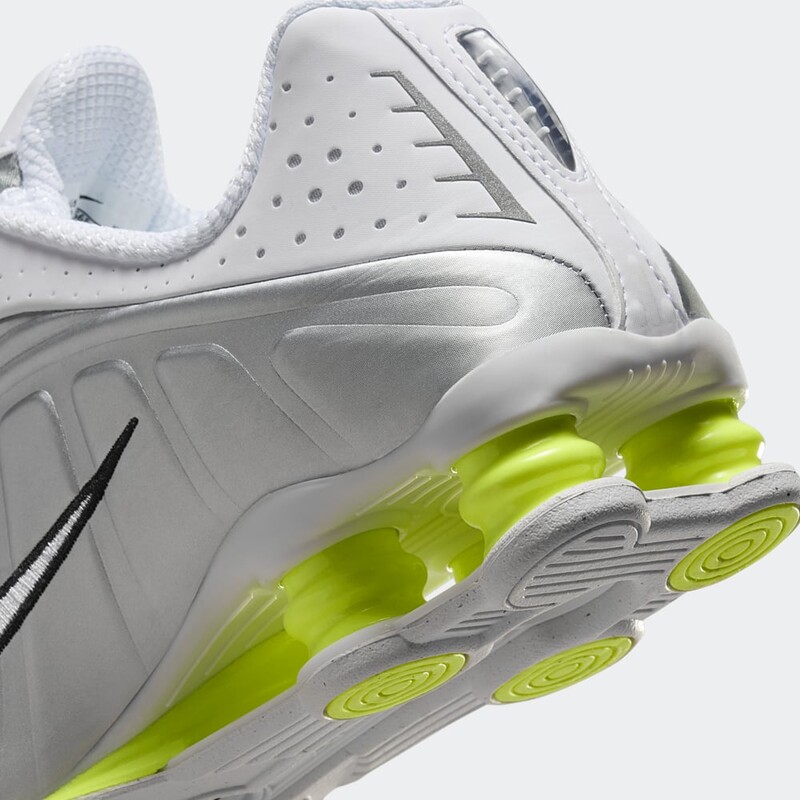 Nike Shox R4 "White/Metallic Silver" | AR3565-102