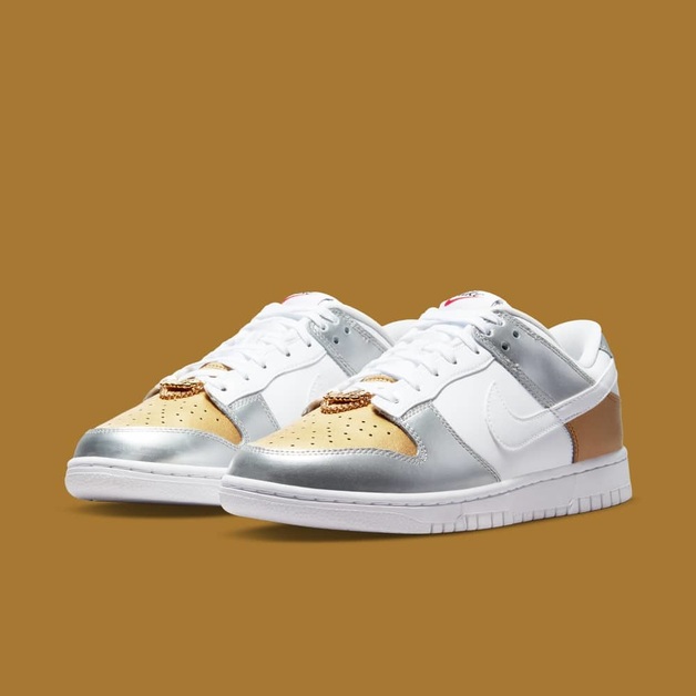 Gold und Silber decken diesen fancy Nike Dunk Low WMNS