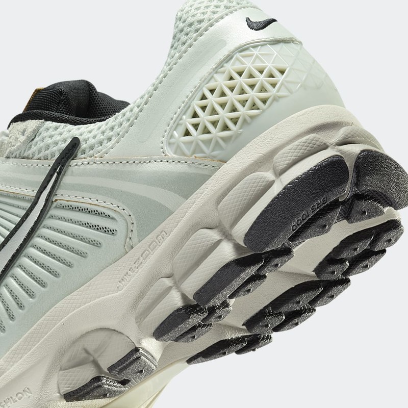 Nike Zoom Vomero 5 "Light Silver" | FN6742-001