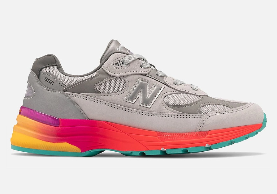 Dieser New Balance 992 hat eine mehrfarbige Mittelsohle