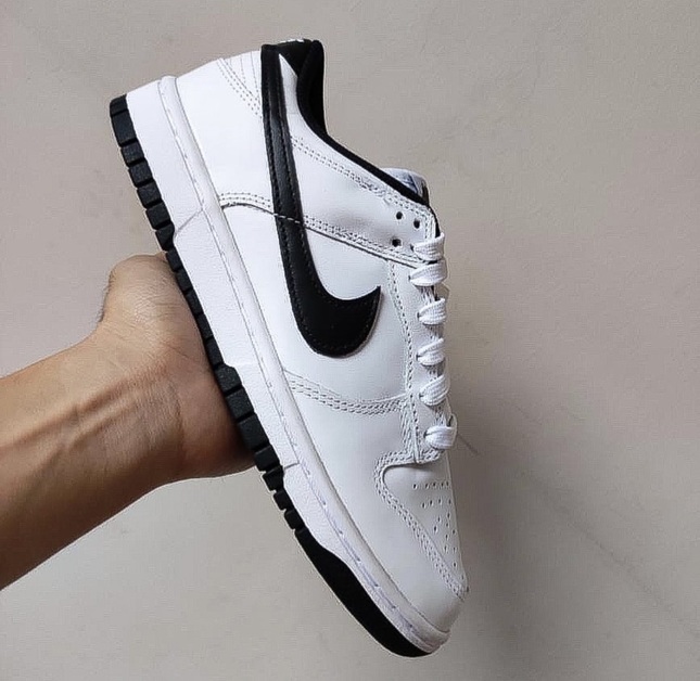 Nike Dunk Low erscheint in einem klassischen „Black/White“ Colorway