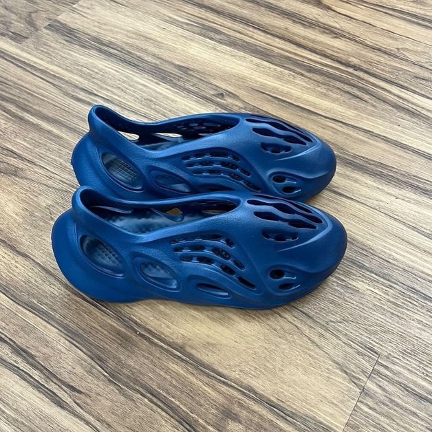 Der adidas Yeezy Foam Runner droppt bald in einem blauen Colorway