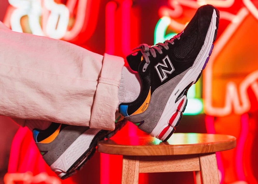 Vorne Business, hinten Party – der neue DTLR x New Balance 2002R „Masquerade“ ist bunt