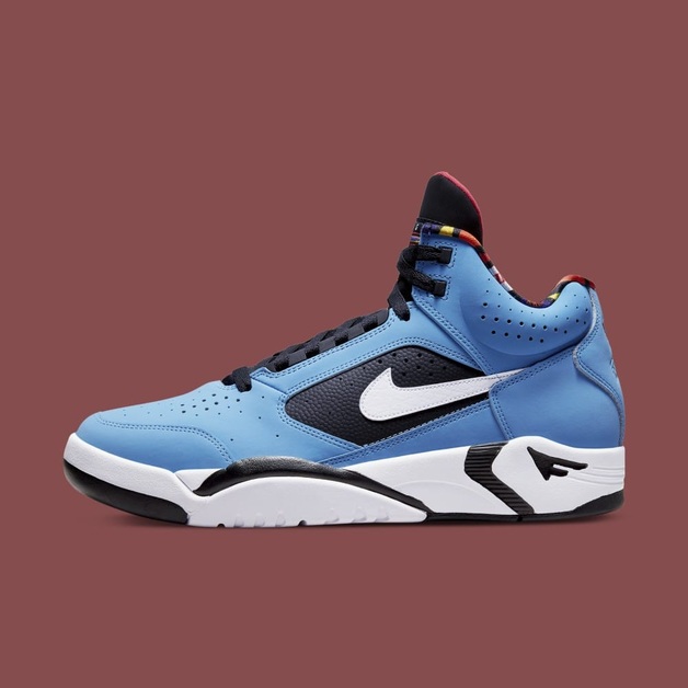 Das „Hoops Pack“ beinhaltet einen Nike Air Flight Light II „University Blue“