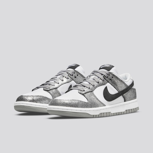 Neuer Nike Dunk Low mit schimmernden Overlays