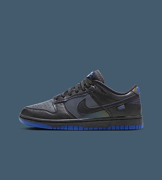 Schillernde königsblaue Details zieren den neusten Nike Dunk Low