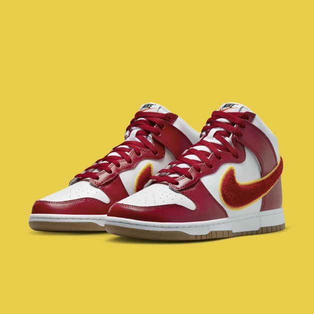 Weiß und Rot erscheinen auf dem Nike Dunk High „Chenille Swoosh“