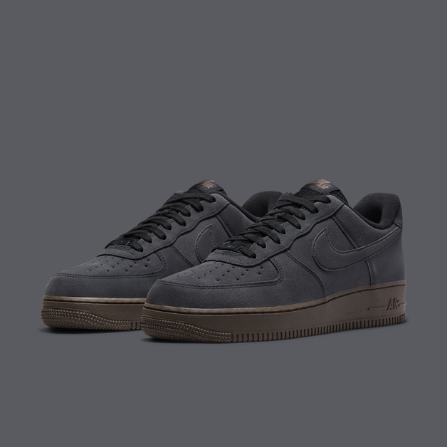 Nike unterstreicht diesen Air Force 1 „Off Noir“ mit süßen „Dark Chocolate“ Hits