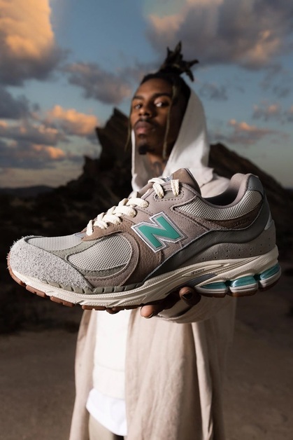 New Balance und atmos wählen eine atemberaubende Kulisse für die Vorstellung des 2002R „Oasis“