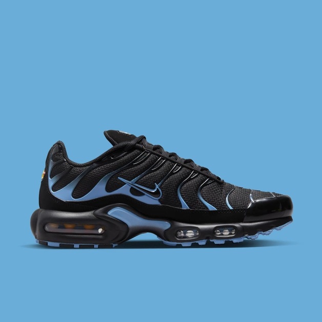 „University Blue“ und Schwarz erscheinen auf dem Nike Air Max Plus